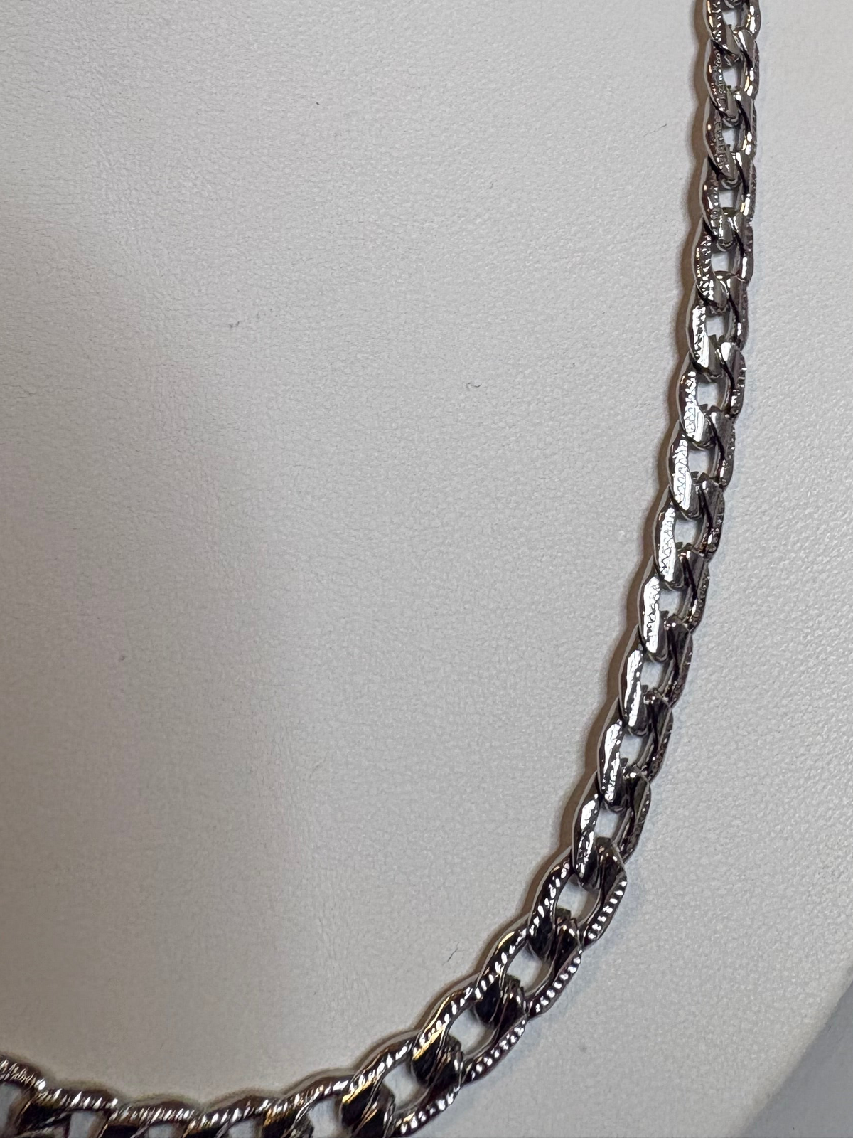 Modern Textured Curb Chain Necklace